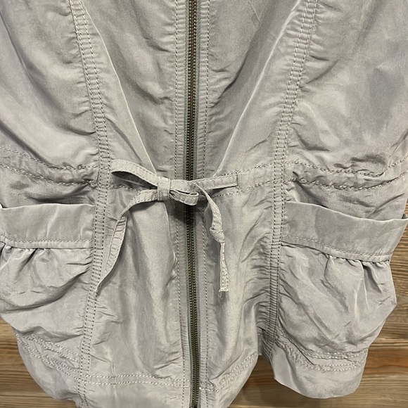 Ann Taylor Loft light gray shirt sleeve utility top. Zip front large - Picture 4 of 4